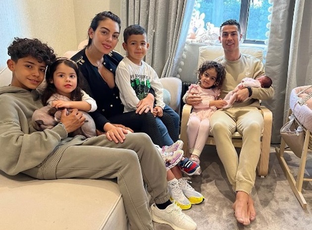 Ronaldo lần đầu đăng ảnh con gái mới sinh bên gia đình - Bóng Đá