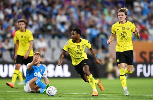 Sterling vào sân trong hiệp hai.