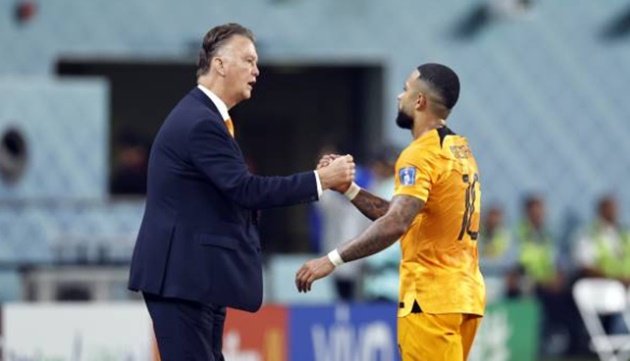 Van Gaal giúp Hà Lan giữ đôi chân trên mặt đất.