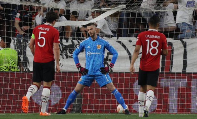 Hàng thủ M.U không thể đứng vững trước sức ép từ Sevilla.