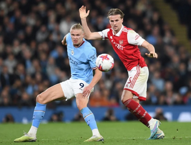 Arsenal đang gặp bất lợi trong cuộc chiến giành ngôi vương Premier League mùa này sau thất bại trước Man City tại Etihad.