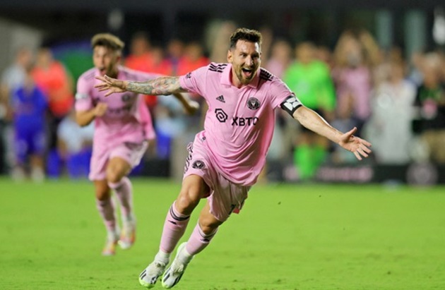 Messi ăn mừng bàn thắng quyết định giúp Inter Miami thắng trận.