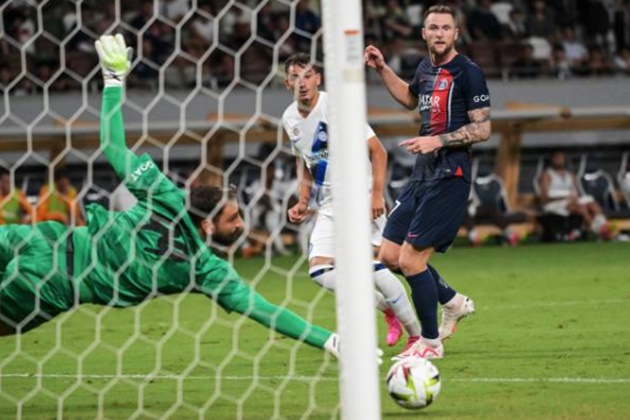 Esposito phá lưới Donnarumma.