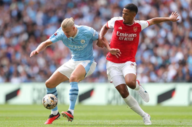 Haaland gần như mất tích trước hàng phòng ngự Arsenal.