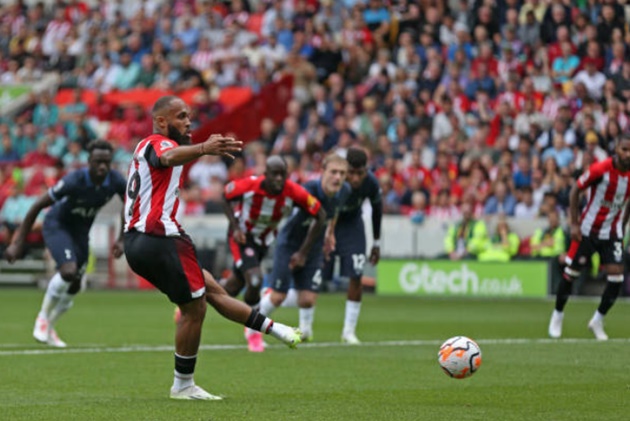 Son mắc lỗi giúp Brentford có bàn gỡ hòa trong hiệp một.