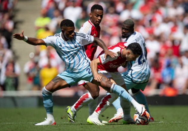 Arsenal đối mặt khối bê tông ngay từ những phút đầu trận.