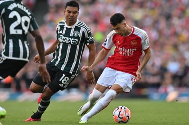 Casemiro cần người chia lửa nơi tuyến giữa.