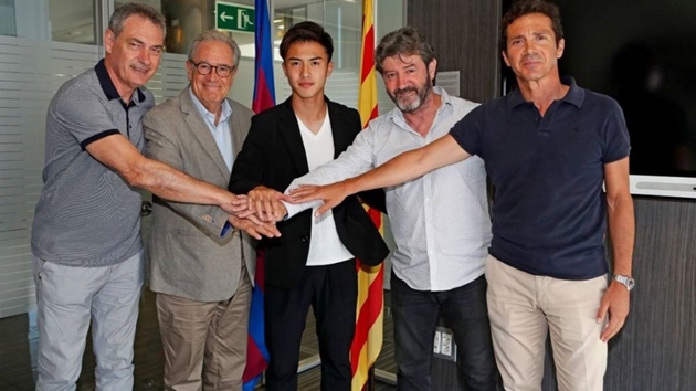 CHÍNH THỨC:  Barca ký hợp đồng với Hiroki Abe - Bóng Đá