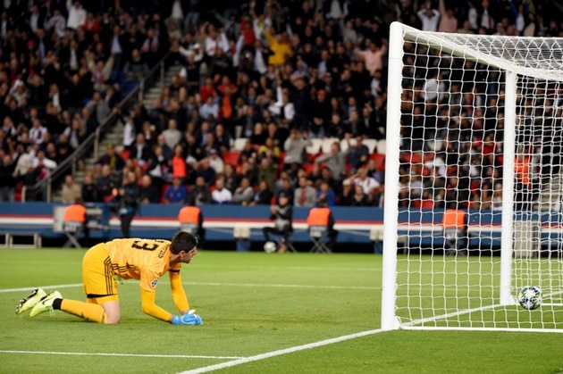'Chelsea dodged a bullet' - Real Madrid fans slam Thibaut Courtois after latest mistake at PSG - Bóng Đá