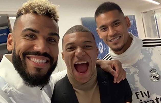 Areola  apologises to club’s fans after he takes photo with PSG players following 3-0 Champions League loss - Bóng Đá