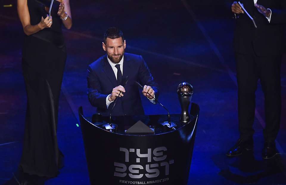 NÓNG! Fan Ronaldo làm "chuyện động trời" để tước FIFA The Best của Messi