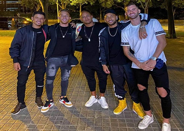 Barcelona 'furious with midfielder Arthur Melo' after he is pictured on a night out with Neymar - Bóng Đá