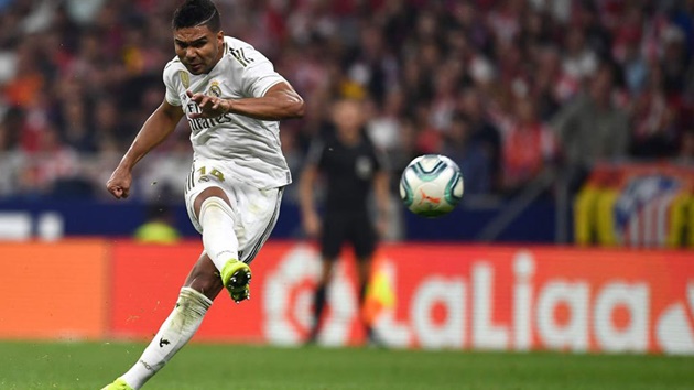 Thieves rob Casemiro's house during Madrid derby with his wife and son inside - Bóng Đá