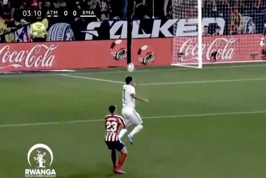 Video: Real Madrid’s Eden Hazard knocks over Kieran Trippier with his bottom during Madrid derby - Bóng Đá