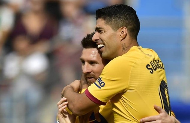 Fan phản ứng với pha phối hợp của Messi và Suarez - Bóng Đá