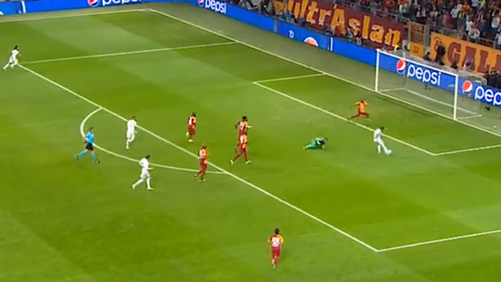 The shocking Hazard miss after he'd rounded the goalkeeper - Bóng Đá