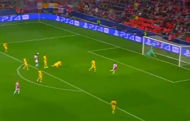 Video: Ter Stegen produces sensational save to preserve Barcelona lead at Slavia Prague - Bóng Đá