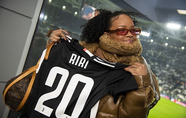 Rihanna holds up a personalised ‘RiRi’ shirt during make-up free outing to Juventus vs Atletico Madrid match - Bóng Đá