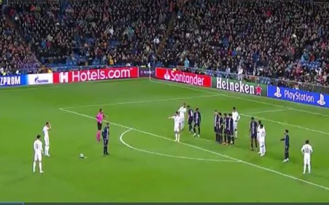 Video: Gareth Bale comes so close to silencing the Real Madrid fans with free kick against the post - Bóng Đá