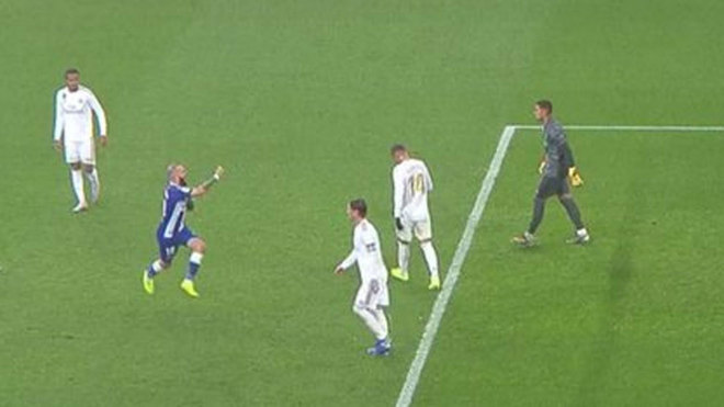 Aleix Vidal taunted and made offensive gesture towards Ramos - Bóng Đá