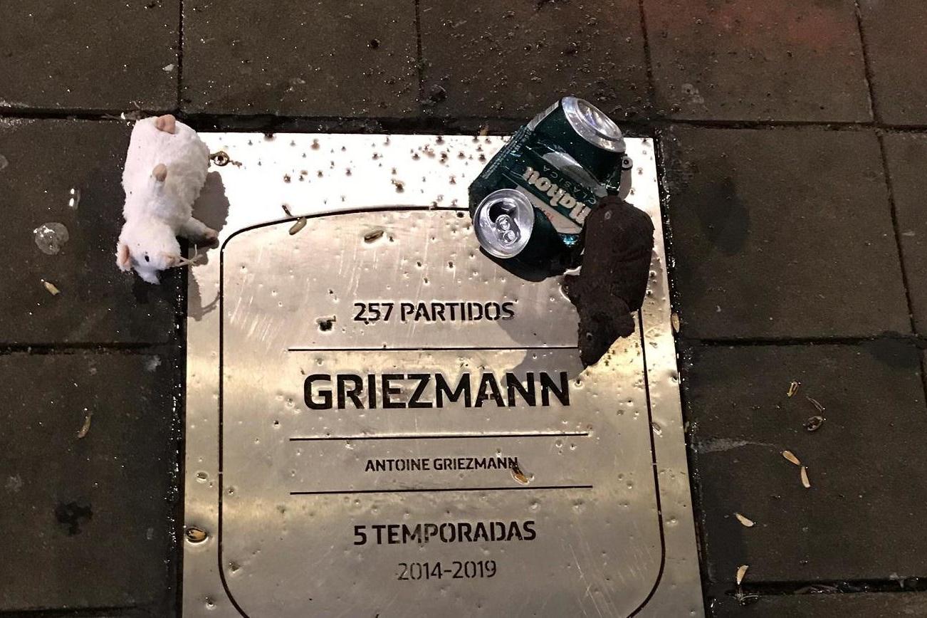 Antoine Griezmann: Atletico fans leave toy rats on former player’s plaque ahead of Barcelona clash - Bóng Đá