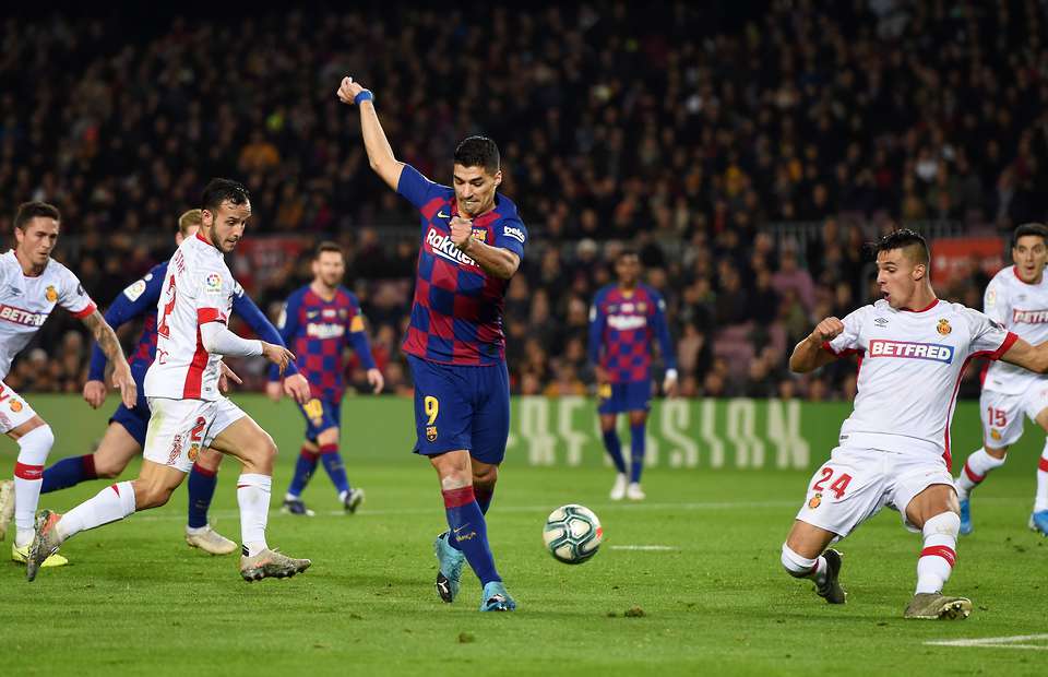 Luis Suarez scores outrageous back-heeled goal for Barcelona v Mallorca - Bóng Đá