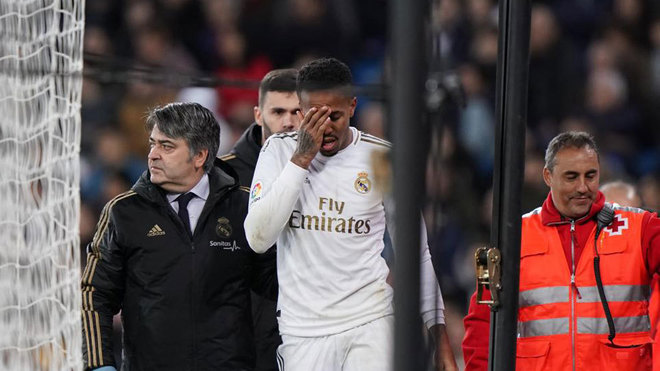 Militao forced off with eye injury against Athletic - Bóng Đá
