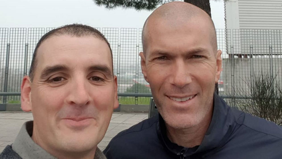Zidane hits a man with his car in Valdebebas and they end up taking a selfie - Bóng Đá