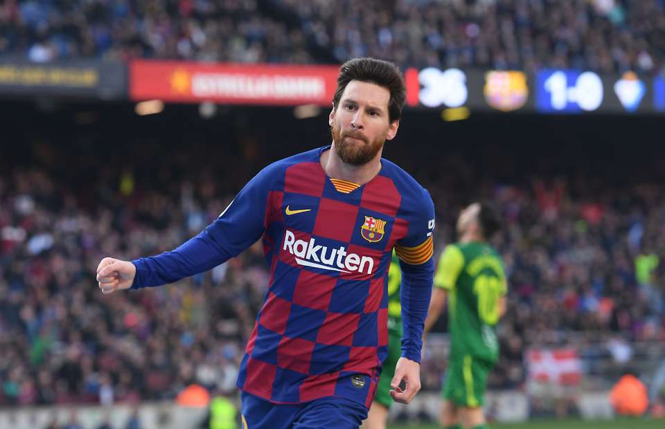 Lionel Messi breaks Cristiano Ronaldo's all-time club hat-trick total - Bóng Đá