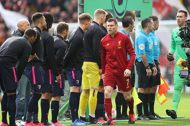 Fans mock Liverpool and Bournemouth players as they aimlessly walk by each other after EPL banned them from shaking hands over Coronavirus fears  - Bóng Đá