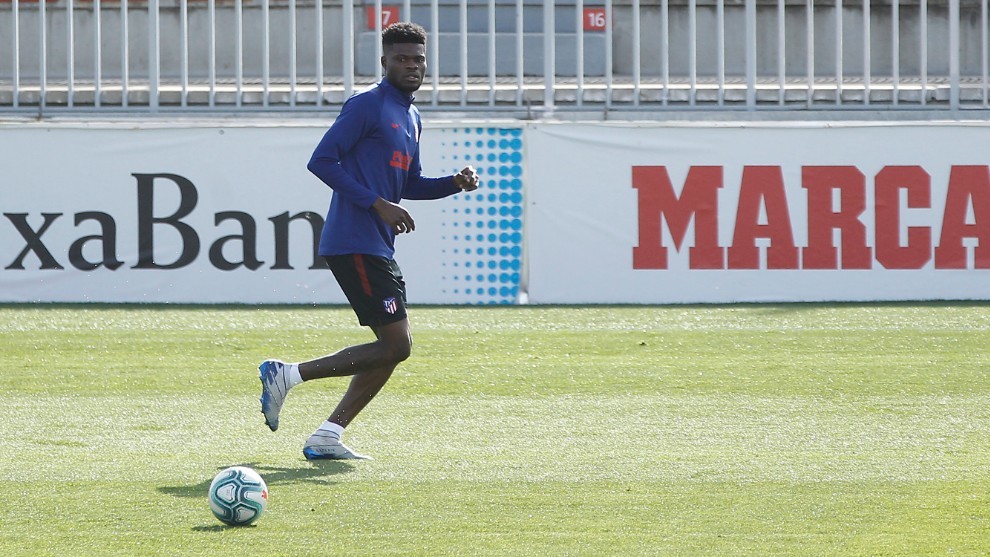 Thomas Partey's agent: It's totally untrue that we are negotiating with Arsenal - Bóng Đá