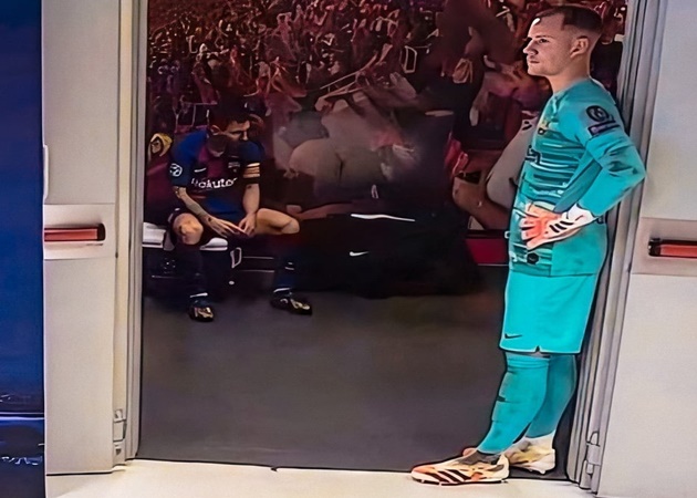 Messi cuts a devastated figure in the Barcelona dressing room - Bóng Đá