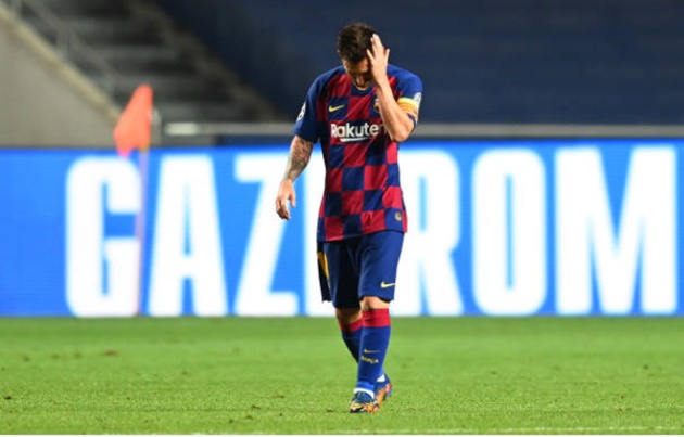 Messi cuts a devastated figure in the Barcelona dressing room - Bóng Đá