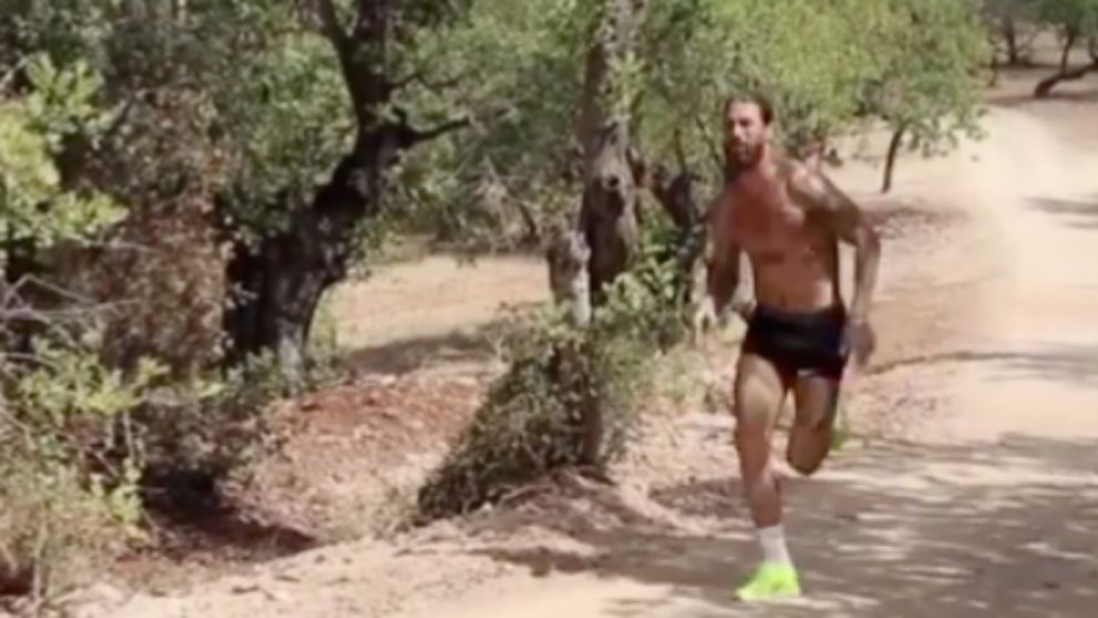 Sergio Ramos trains on holiday by sprinting up a hill - Bóng Đá