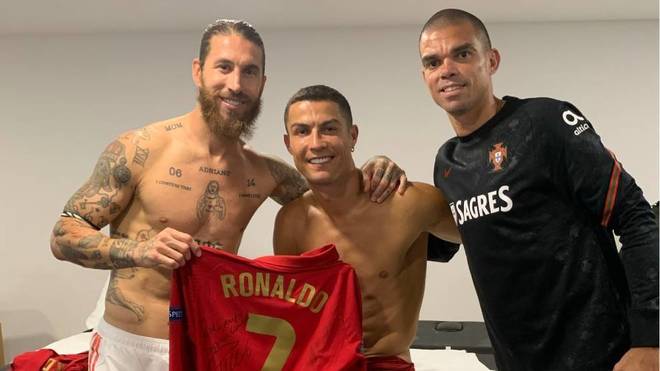 The peace photo: Cristiano Ronaldo and Sergio Ramos, a signed shirt and Pepe as a witness - Bóng Đá