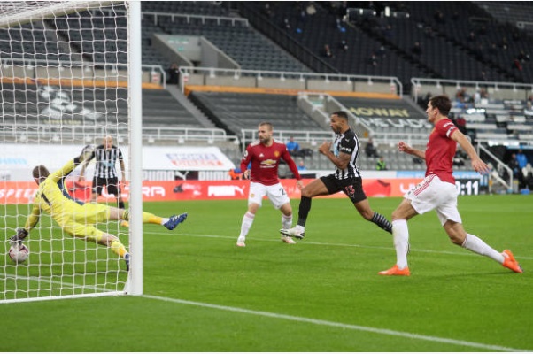 (Photo) Harry Maguire reacts to David de Gea’s stunning save for Man United vs Newcastle - Bóng Đá