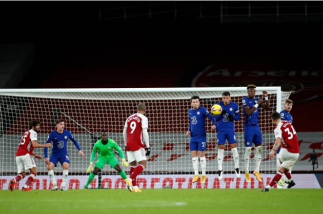 Pháo thủ dẫn trước Chelsea hai bàn trước khi hiệp một khép lại.