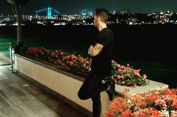 Mesut Ozil posts telling social media picture as Fenerbahce transfer edges closer - Bóng Đá