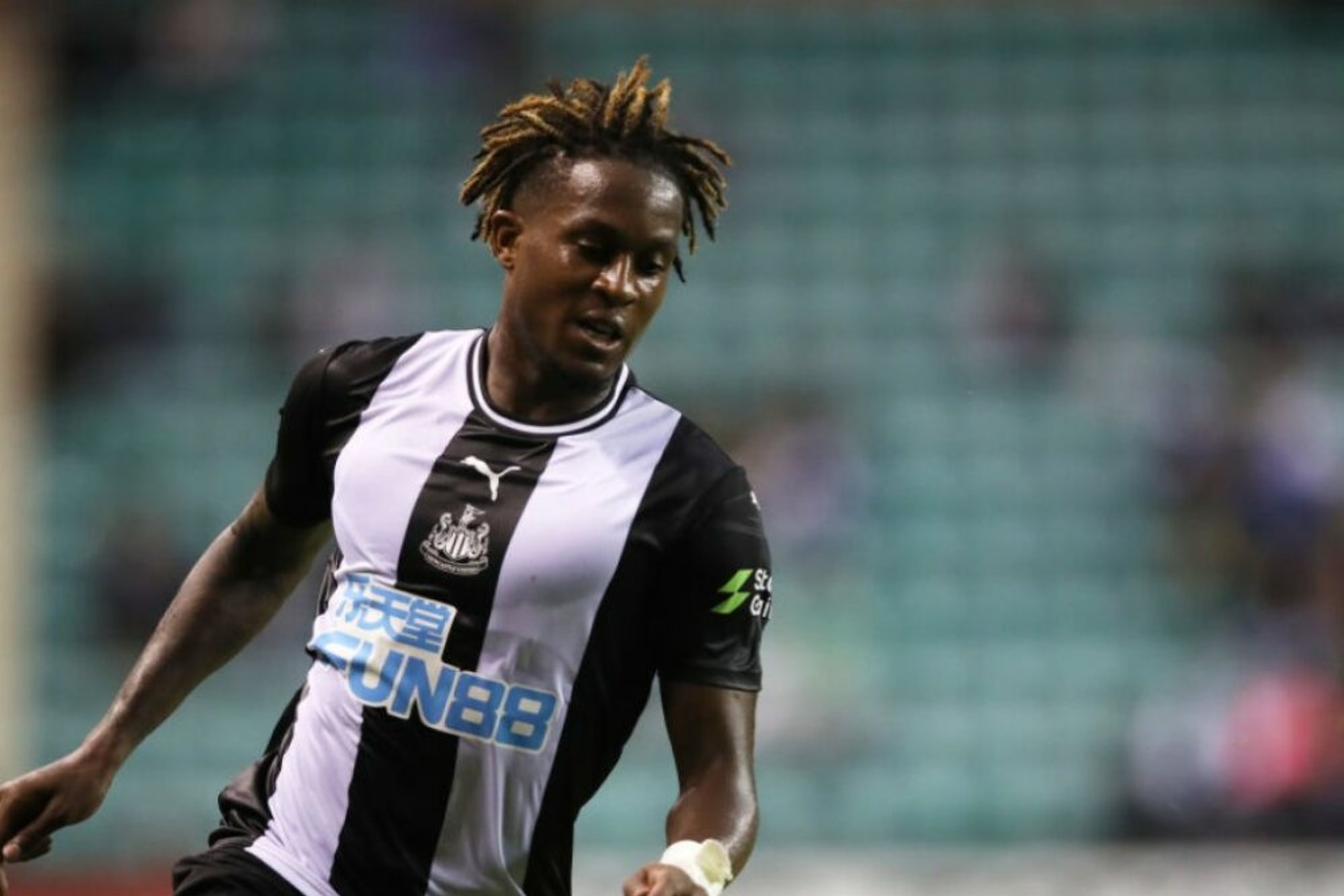 7. Rolando Aarons. Sau khoảng thời gian lang bạt khắp các câu lạc bộ lớn nhỏ theo dạng cho mượn, giờ đây ngôi sao người Anh quyết định chia tay Newcastle để chuyển đến đầu quân cho Huddersfield.