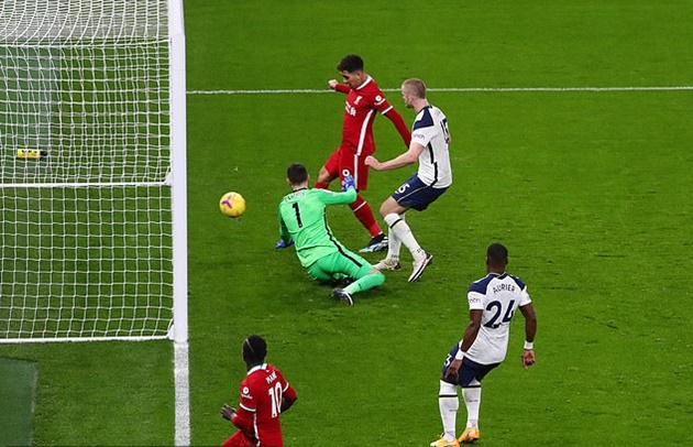 Sự thiếu tập trung nơi hàng phòng ngự đã khiến Tottenham nhận bàn thua vào cuối hiệp một.