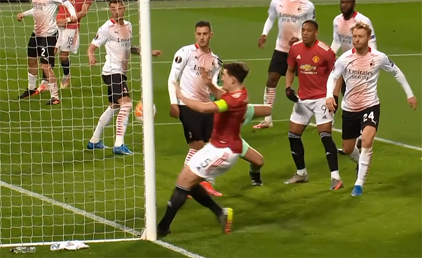'That's why I'm not a forward!' - Maguire laments horror miss against Milan - Bóng Đá