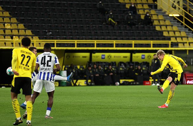 Video: Dortmund 16-year-old Youssoufa Moukoko scores brilliant solo goal to seal victory over Hertha - Bóng Đá