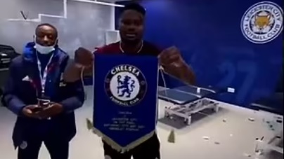 SỐC! Sao Leicester thẳng tay ném văng cờ hiệu Chelsea  - Bóng Đá