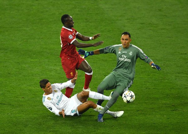 Chỉ cần 3 trận đấu, Man Utd đã nhìn thấu Varane - Bóng Đá