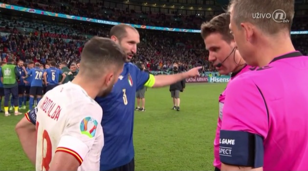 Biểu cảm hài hước của Chiellini với Alba trước loạt penalty - Bóng Đá