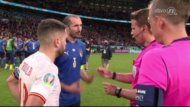Biểu cảm hài hước của Chiellini với Alba trước loạt penalty - Bóng Đá