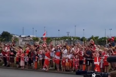 Đan Mạch được chào đón như người hùng sau trận thua tuyển Anh - Bóng Đá