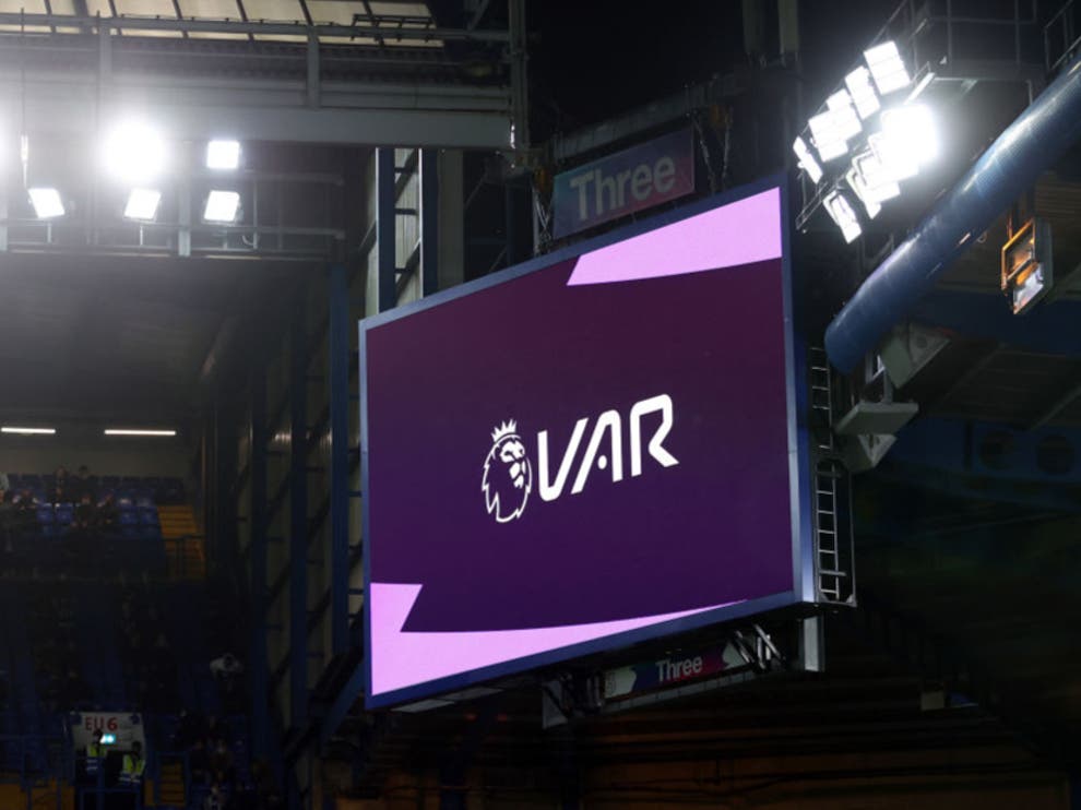 Premier League referee chief Mike Riley has explained the changes to VAR that will come into effect in 2021/22. - Bóng Đá
