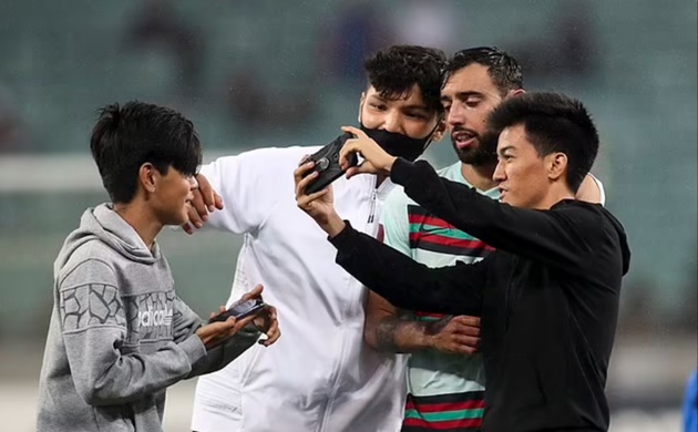 Fans invade the pitch and takes selfies with Manchester United star Bruno Fernandes  - Bóng Đá