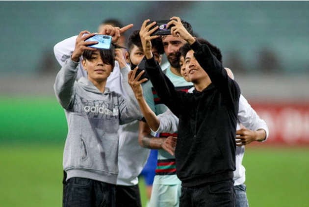 Fans invade the pitch and takes selfies with Manchester United star Bruno Fernandes  - Bóng Đá